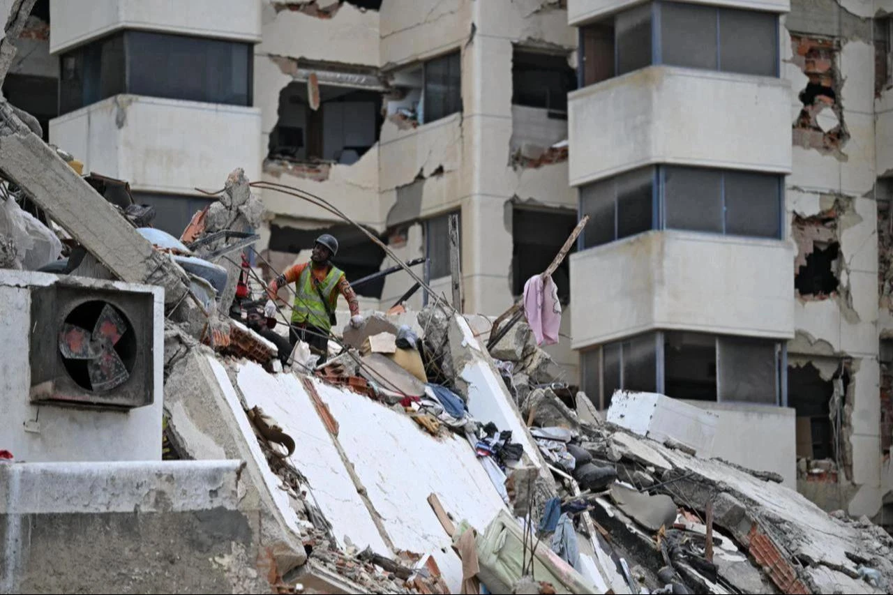 Rescue workers look from victims at a destroyed building in La Guaira, Venezuela on July 4, 2026. (AFP Photo)