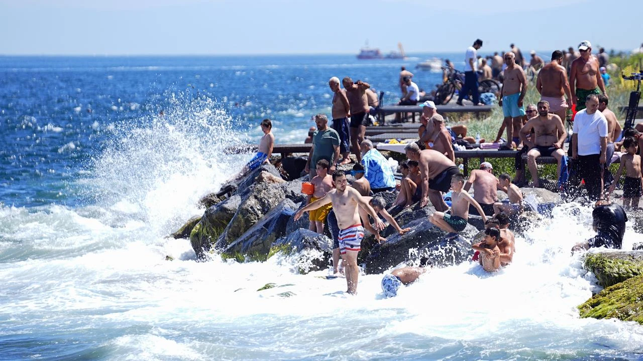 Istanbulites beat summer heat along Bosphorus