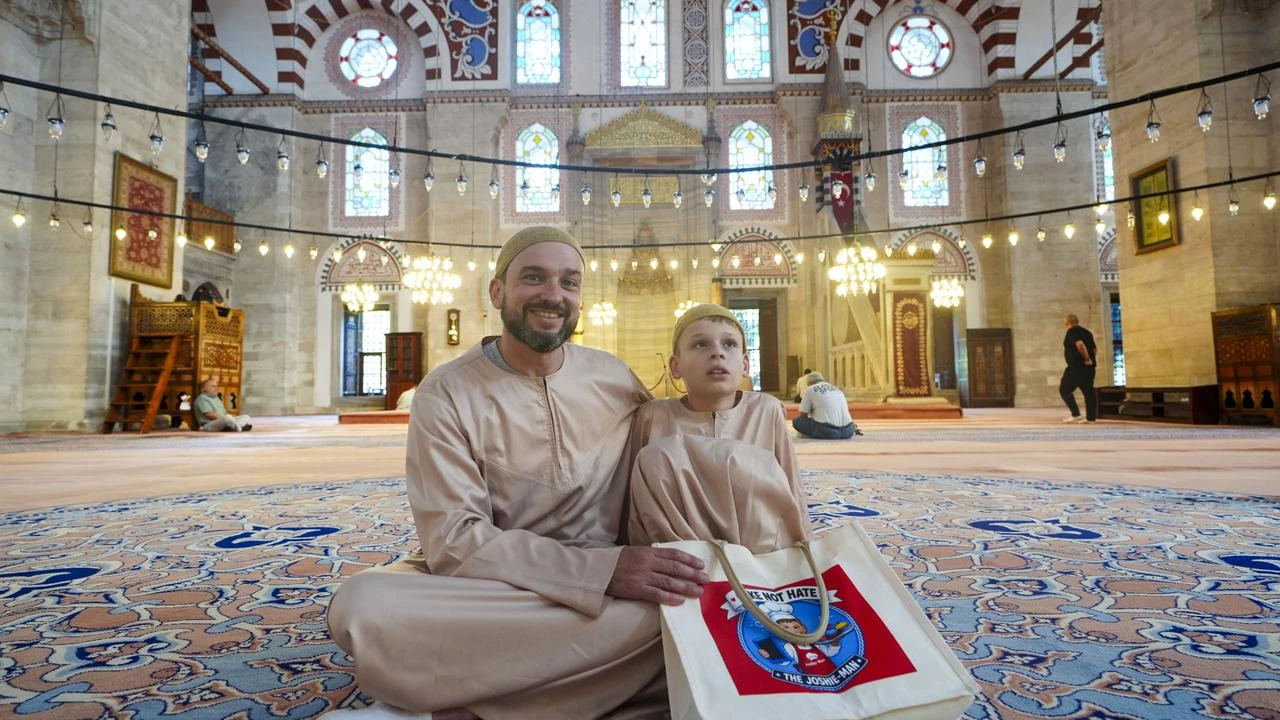 Joshie Man counters islamophobia with cakes in Istanbul