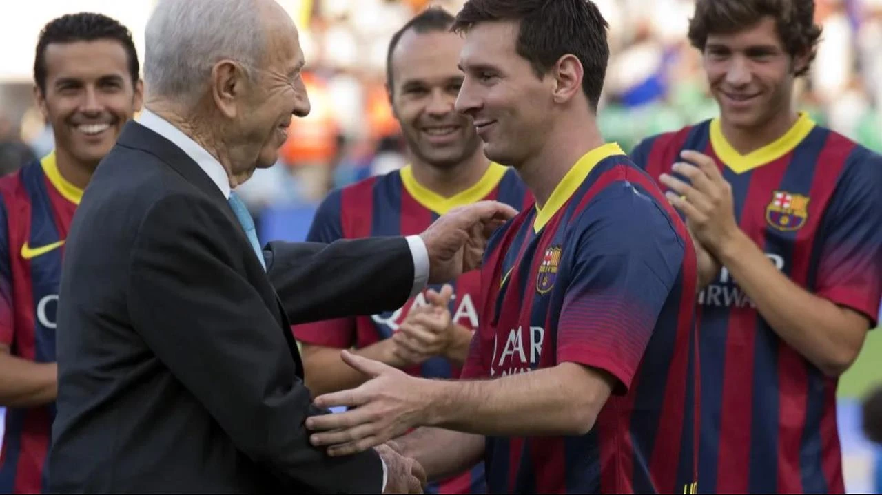 Israeli President Shimon Peres (L) shakes hands with FC Barcelona forward Lionel Messi (R) following the kick-off of the coaching clinic and mini-game at Bloomfield Stadium in the Mediterranean coastal city of Tel Aviv, Aug. 4, 2013. (AFP Photo)