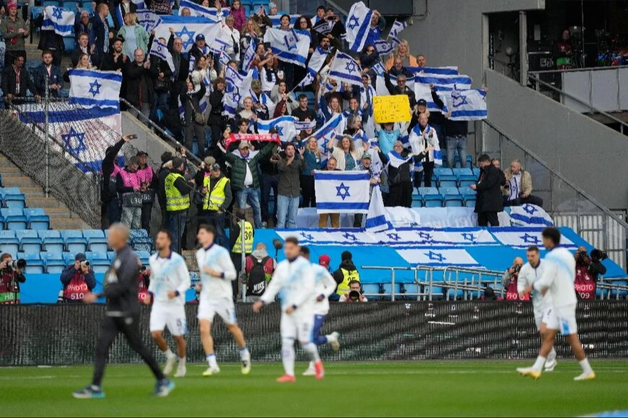Israeli fans cheer their team warming up prior to the 2026 World Cup qualifiers Europe zone group I football match between Norway and Israel in Oslo, Norway, on October 11, 2025 (AFP Photo)