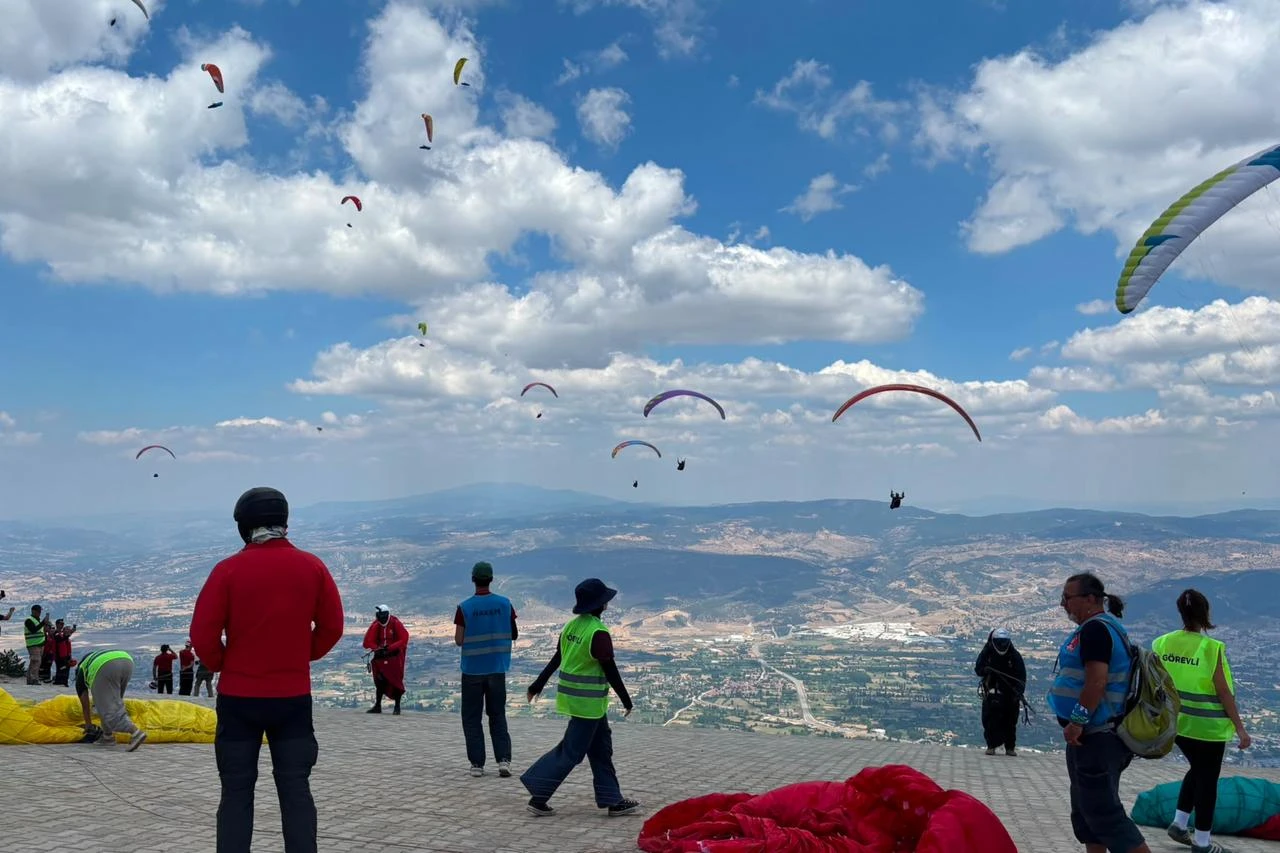 Paragliders compete for distance title in Türkiye's Kutahya
