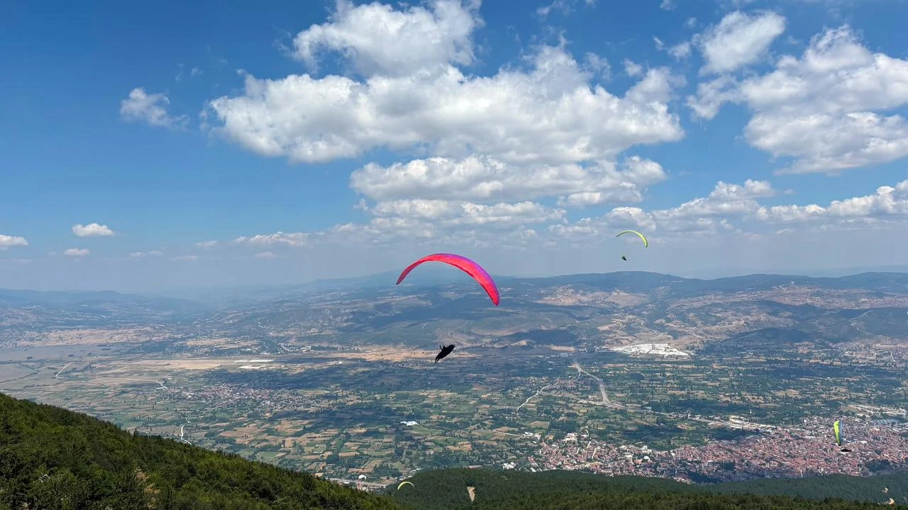 Paragliders soar above Kütahya during the Yeşilay Paragliding Distance Türkiye Championship, Türkiye, July 18, 2026. (AA Photo)