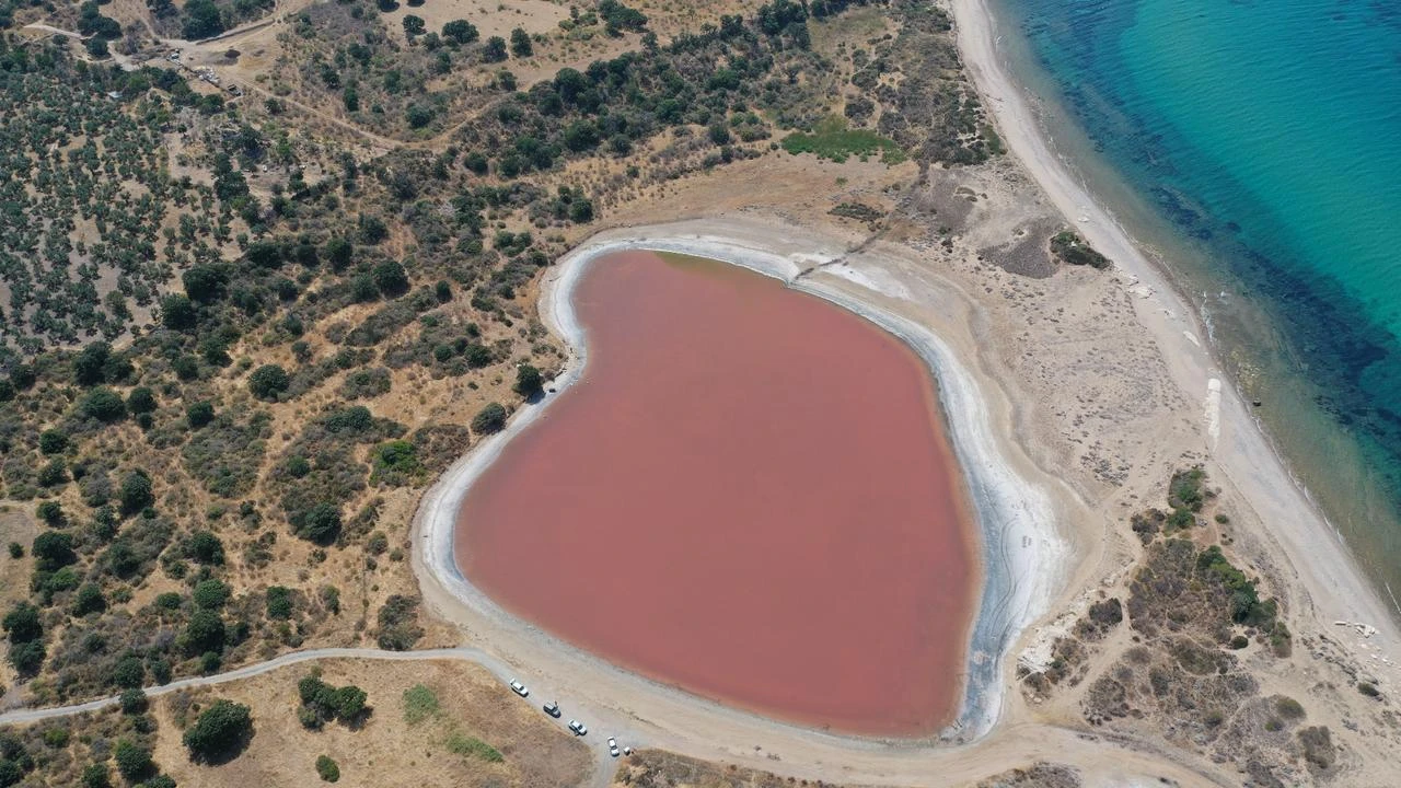 Türkiye's heart-shaped lake turns stunning pink