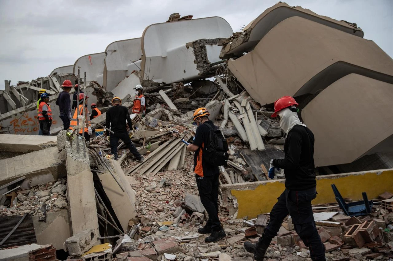 Rescue workers search the rubble of collapsed buildings following the earthquakes in La Guaira, Venezuela, July 10, 2026. (AA Photo)