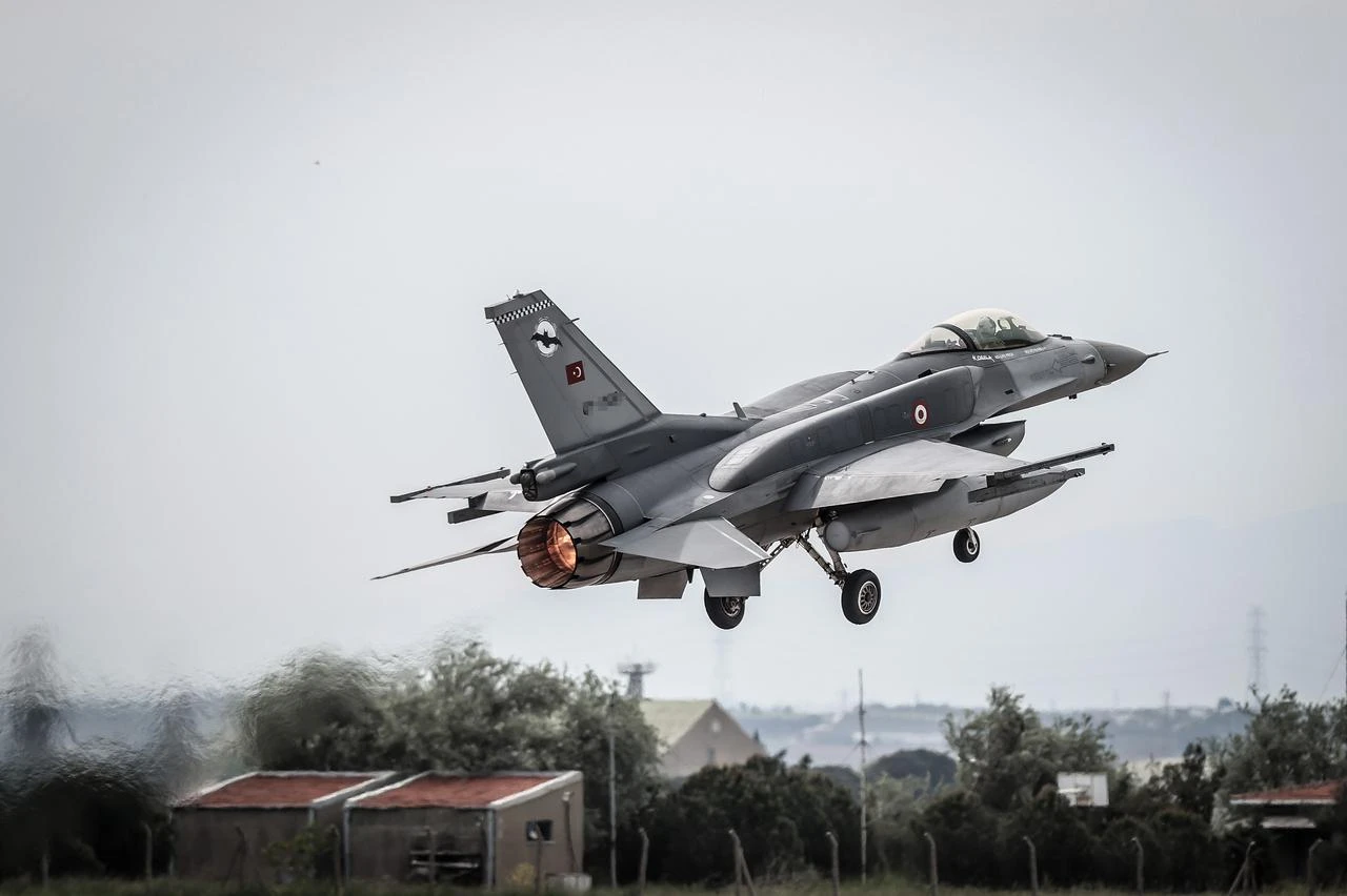 F-16 fighter jets affiliated with the Turkish Air Force take off from Bandirma at the 6th Main Jet Base Command in Balikesir, Türkiye, May 8, 2026. (AA Photo)