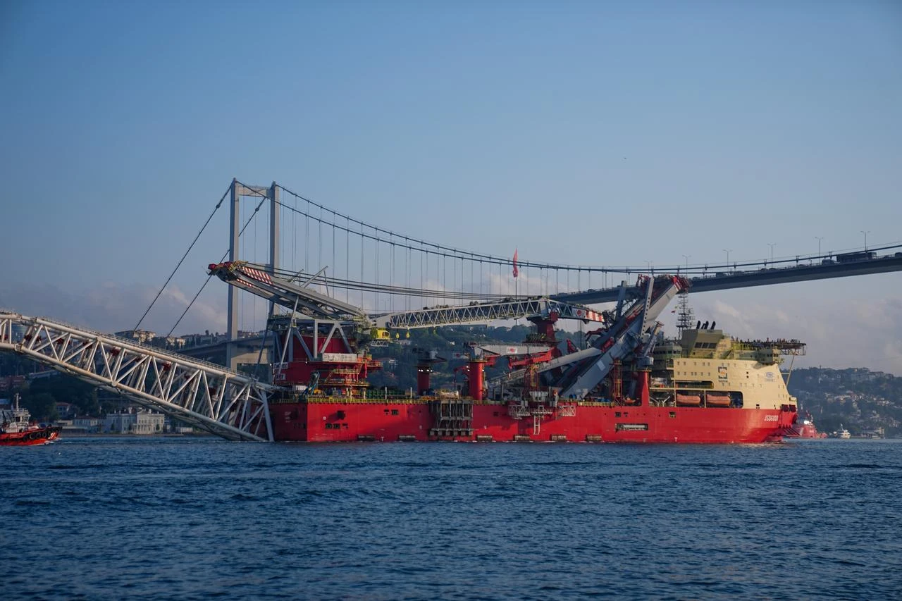 Giant pipelay vessel JSD6000 passes through Bosphorus, halting ship traffic