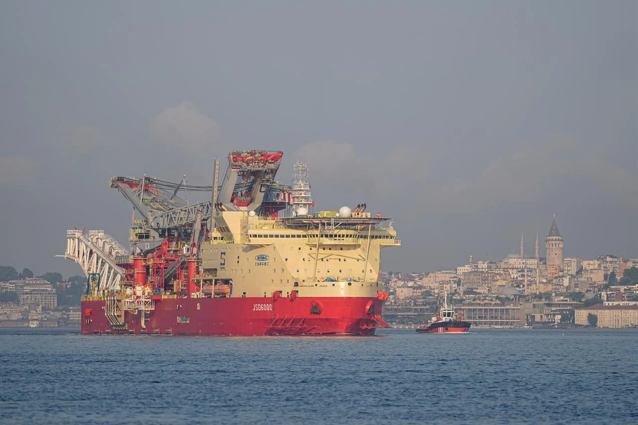The Bahamas-flagged pipe-laying vessel "JSD6000", passes through the Istanbul Strait in Istanbul, Türkiye, July 2, 2026. (AA Photo)