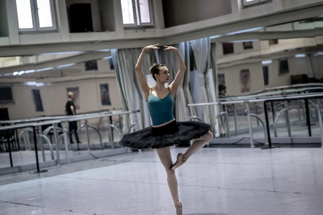 Turkish ballerina Nilay Tahiroglu practices at a ballet studio in Ankara as she prepares to represent Türkiye on the Bolshoi stage in Moscow. (AA Photo)