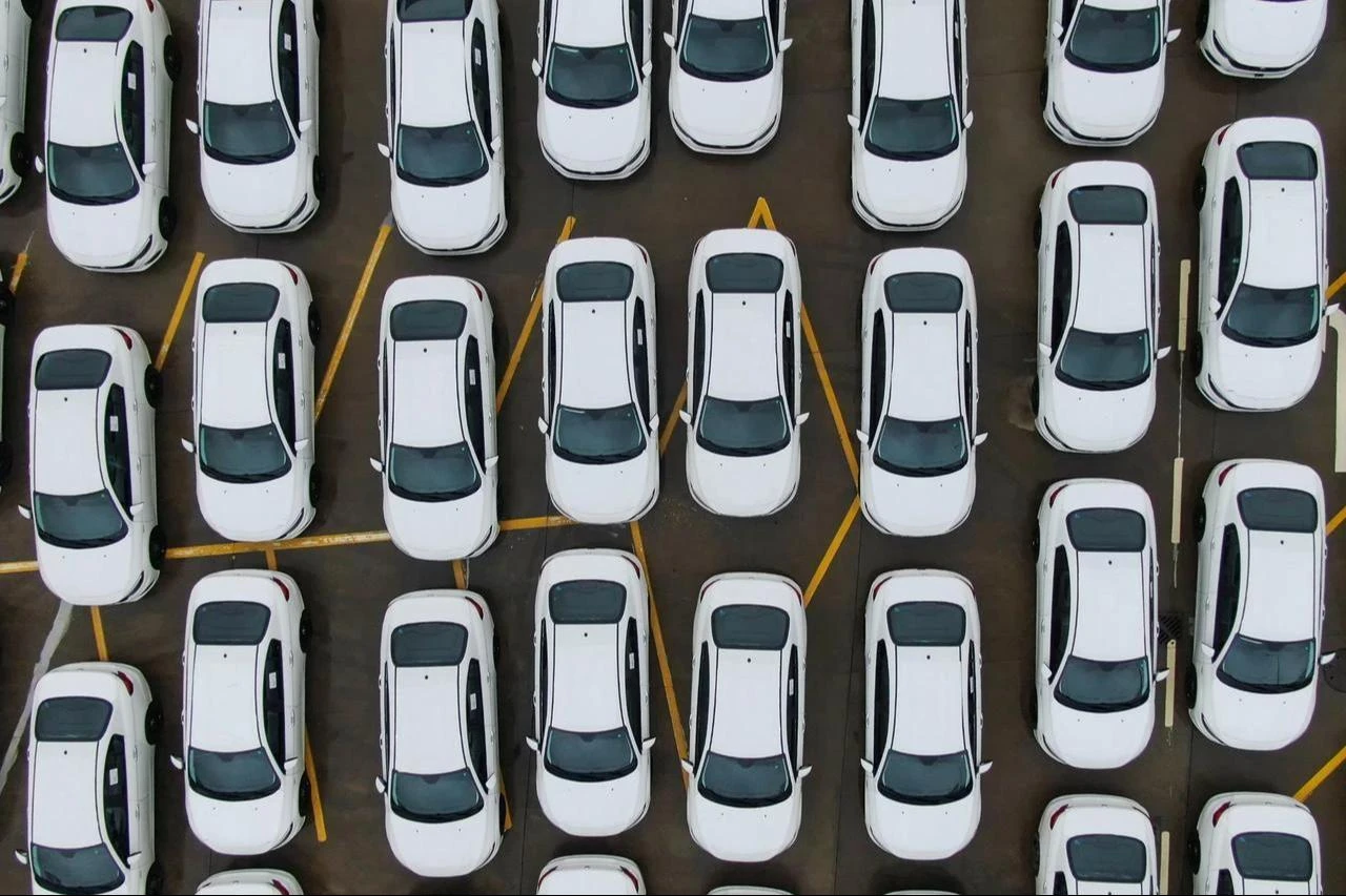 Aerial view of rows of new passenger cars parked at a vehicle storage and distribution lot in Türkiye. (Adobe Stock Photo)