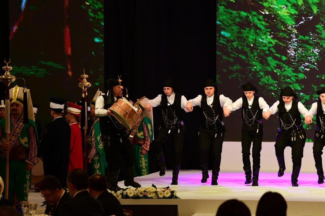 Performers in traditional costumes stage a horon performance alongside Ottoman-style ceremonial musicians during a cultural event in Türkiye. (IHA Photo)