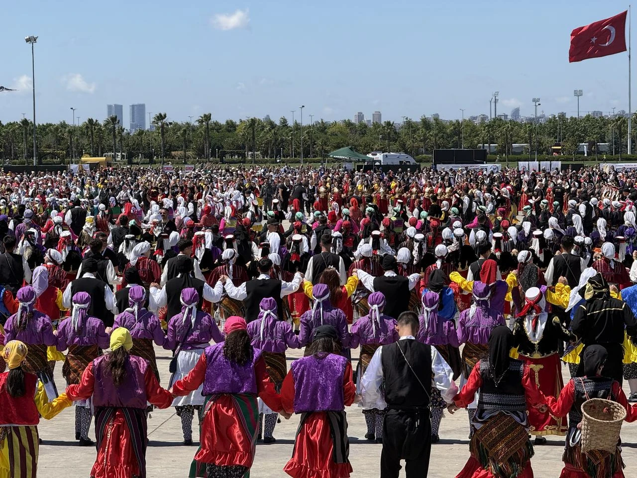 Thousands of people gather in Istanbul, Türkiye, to perform horon together as part of a Guinness World Records attempt. (AA Photo)
