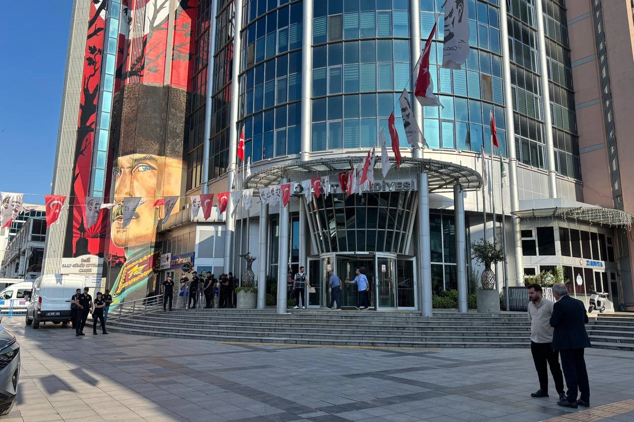 Izmit mayor, husband among 28 detained in corruption probe