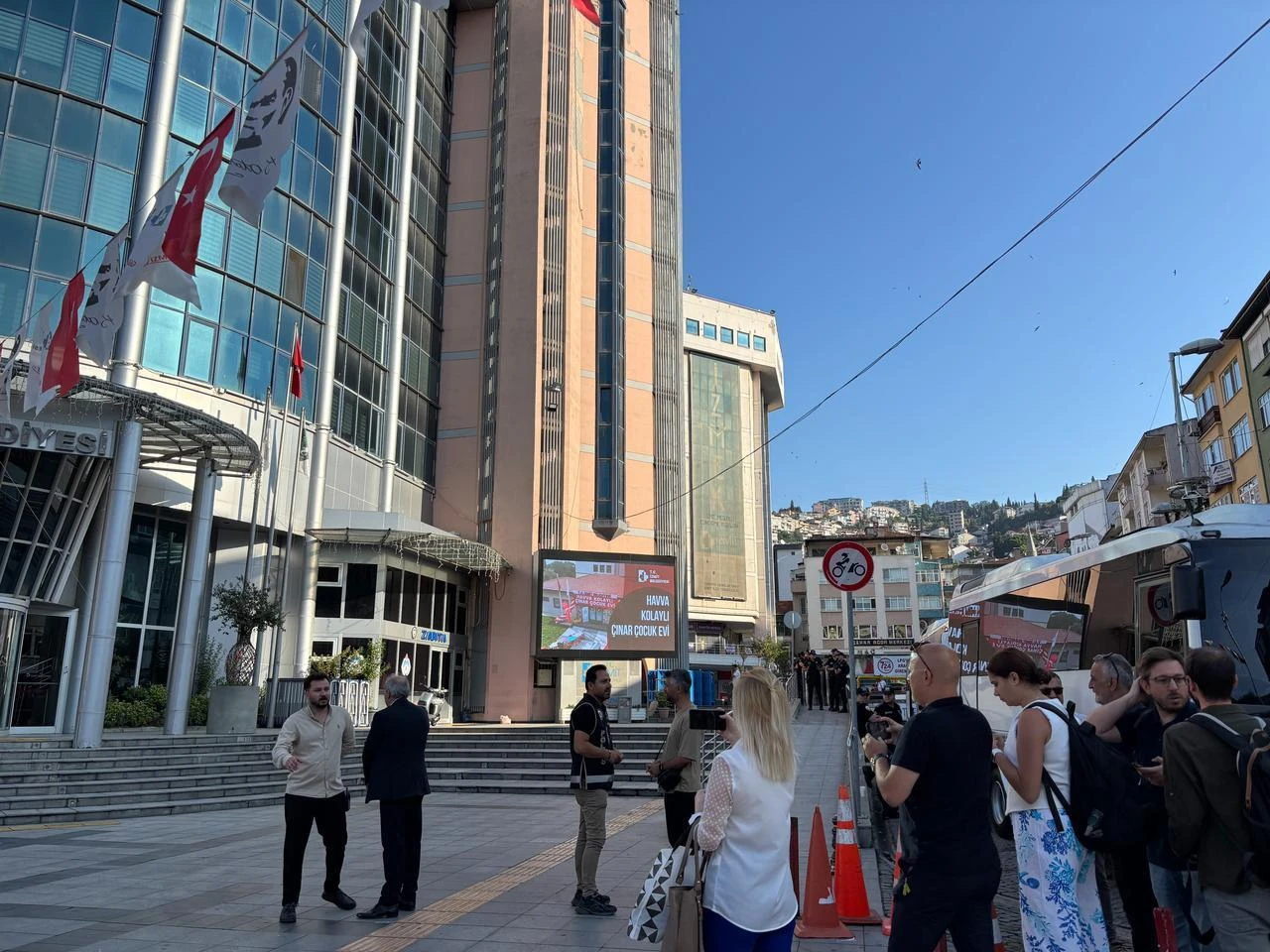 People seen outside of Izmit Municipality, as police teams search the municipality building in Kocaeli, Türkiye, July 20, 2026. (IHA Photo)