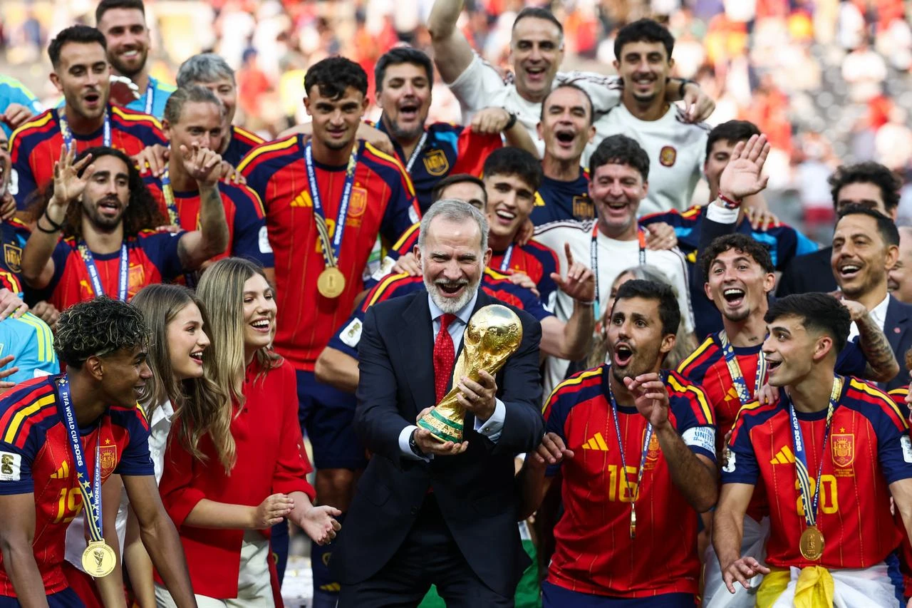 Spain's King Felipe VI (C) lifts the trophy next to Princess Leonor (2nd-L) and Princess Sofia (3rd-L) after winning the 2026 World Cup football tournament final match on July 19, 2026.  (AFP Photo)