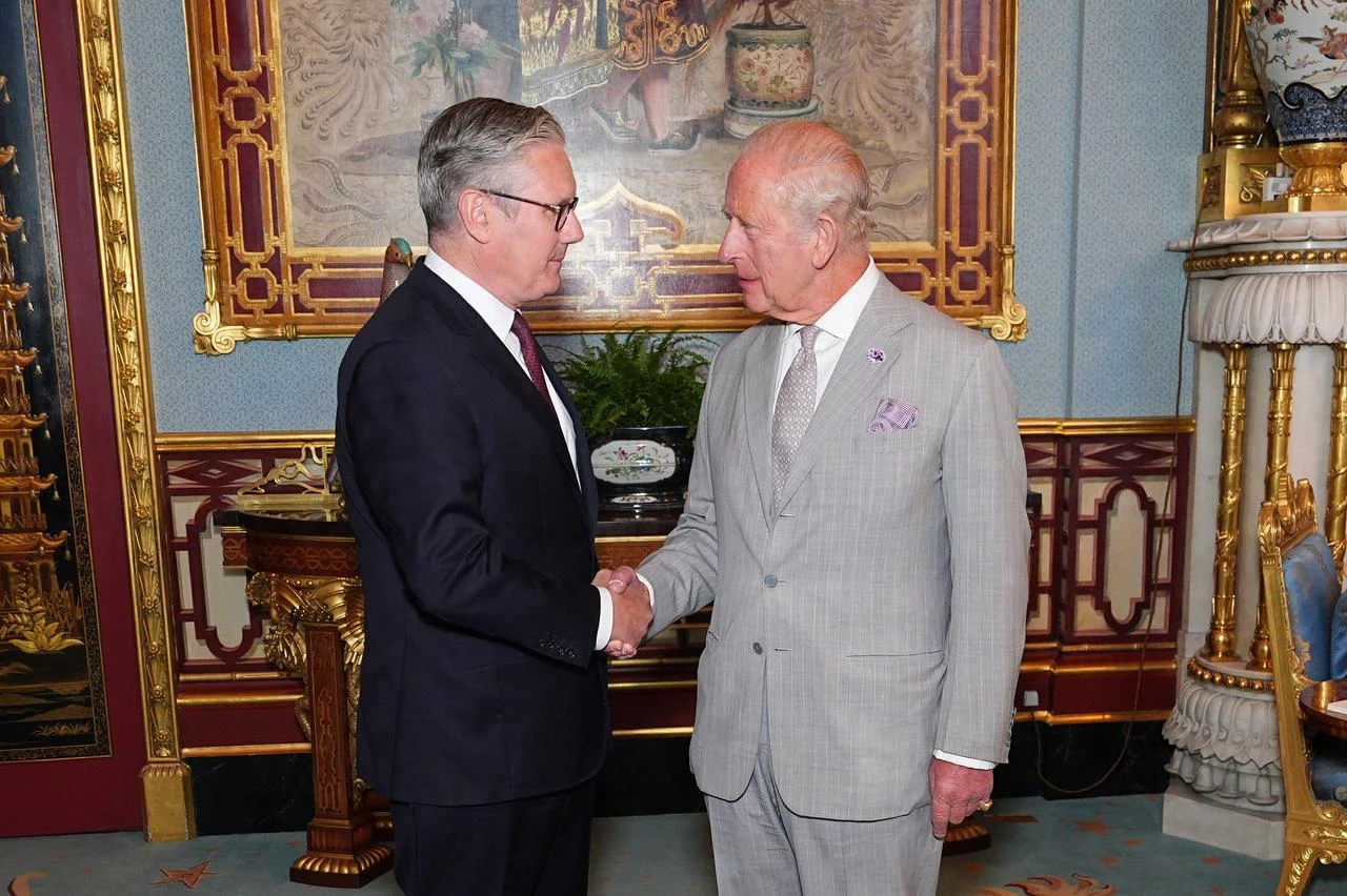 Britain's King Charles III welcomes Britain's outgoing Prime Minister Keir Starmer, during an audience at Buckingham Palace in central London, to formally resign as Prime Minister, July 20, 2026. (AFP Photo)