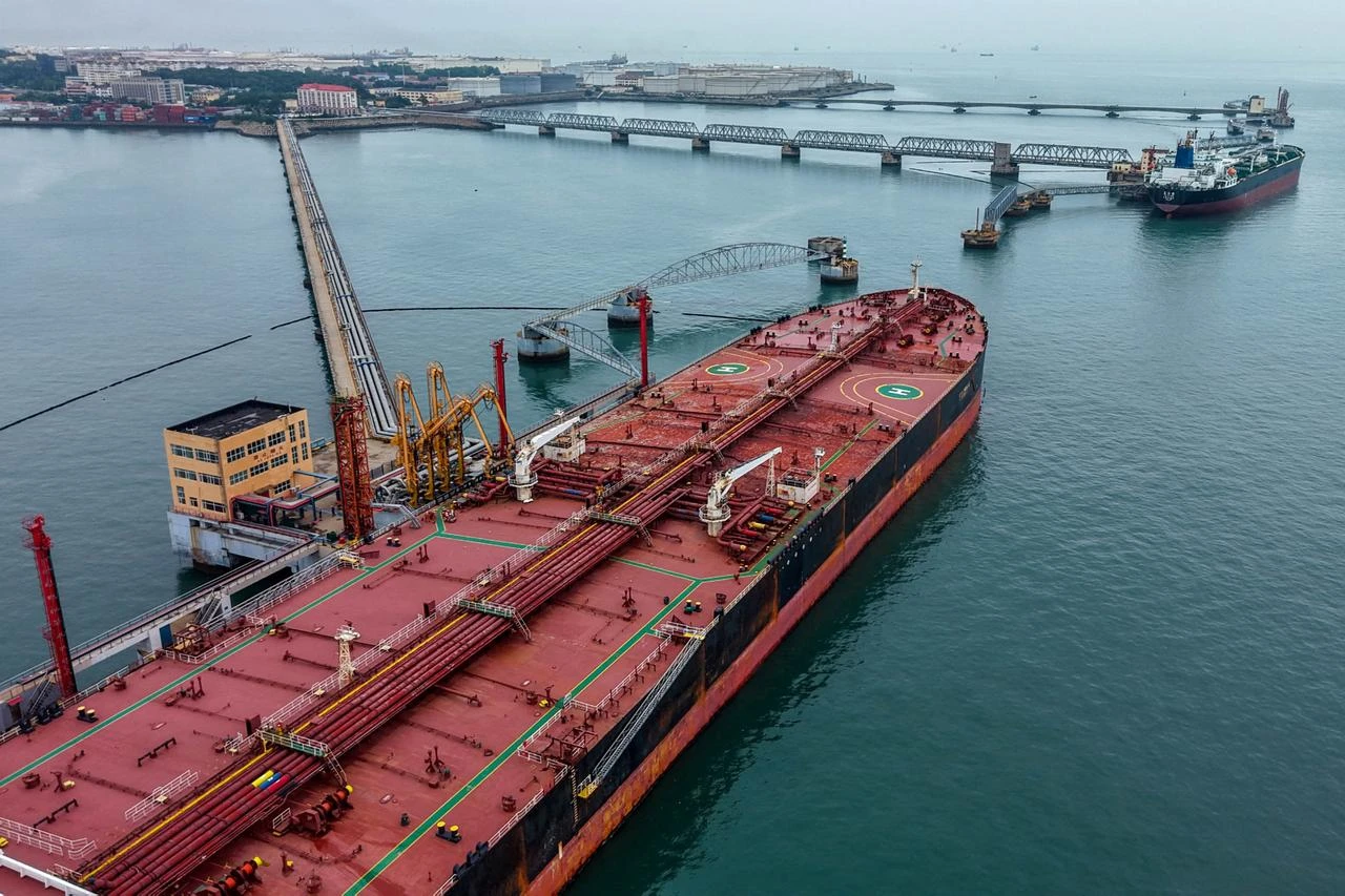 Oil breaches $90 again amid Hormuz tensions, Black Sea drone attacks