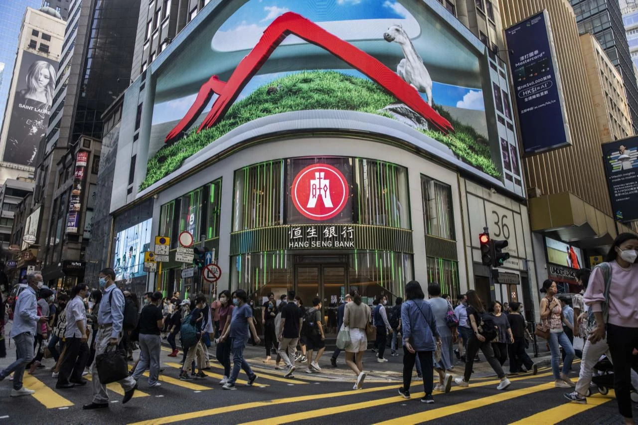 Pedestrians walk past a Hang Seng branch in Hong Kong, October 28, 2022. (AFP Photo)