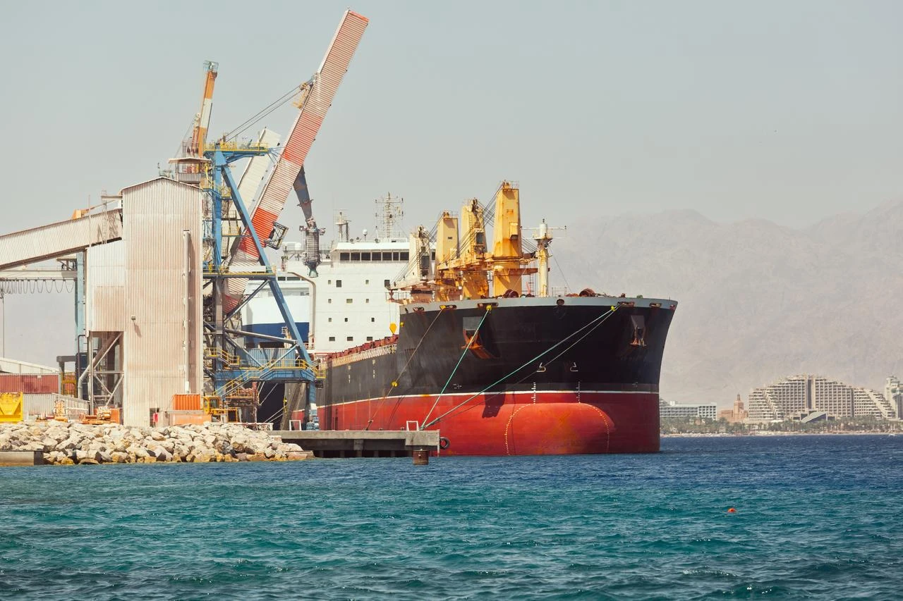 Oil swings on Iran mediation hopes, Houthi Bab el-Mandeb shutdown