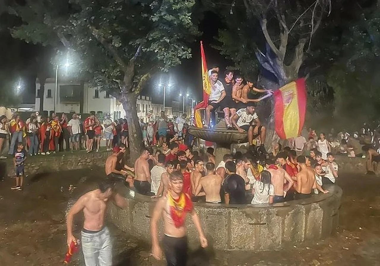Spanish fans are celebrating at the Arbol Gordo fountain. (Photo via X/@LaGacetaSA)