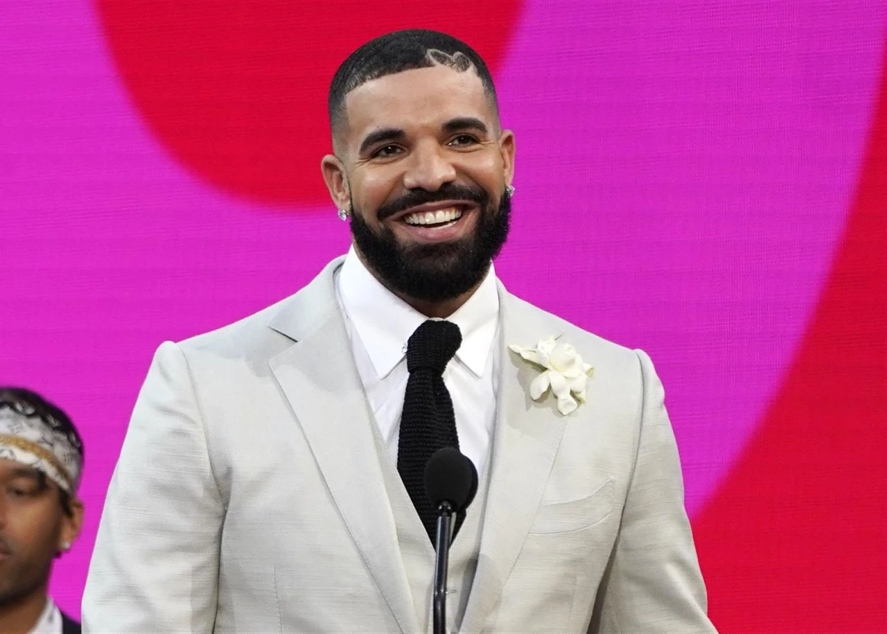 Drake accepts the artist of the decade award at the Billboard Music Awards at the Microsoft Theater in Los Angeles, U.S., May 23, 2021. (AFP Photo)