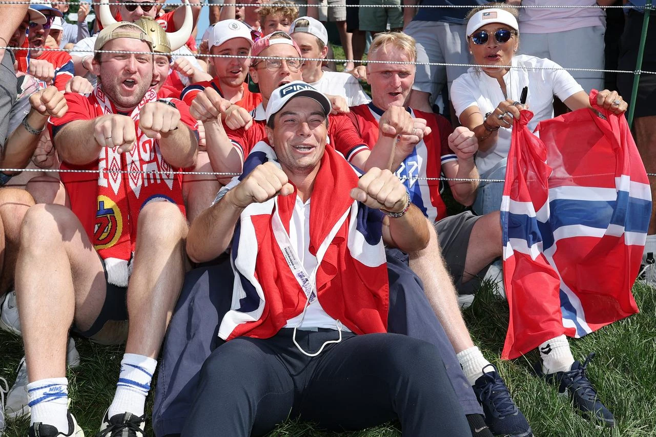 Viktor Hovland of Norway celebrates with spectators after winning the Travelers Championship 2026 in a playoff at TPC River Highlands on June 29, 2026 in Cromwell, Connecticut. (AFP Photo)