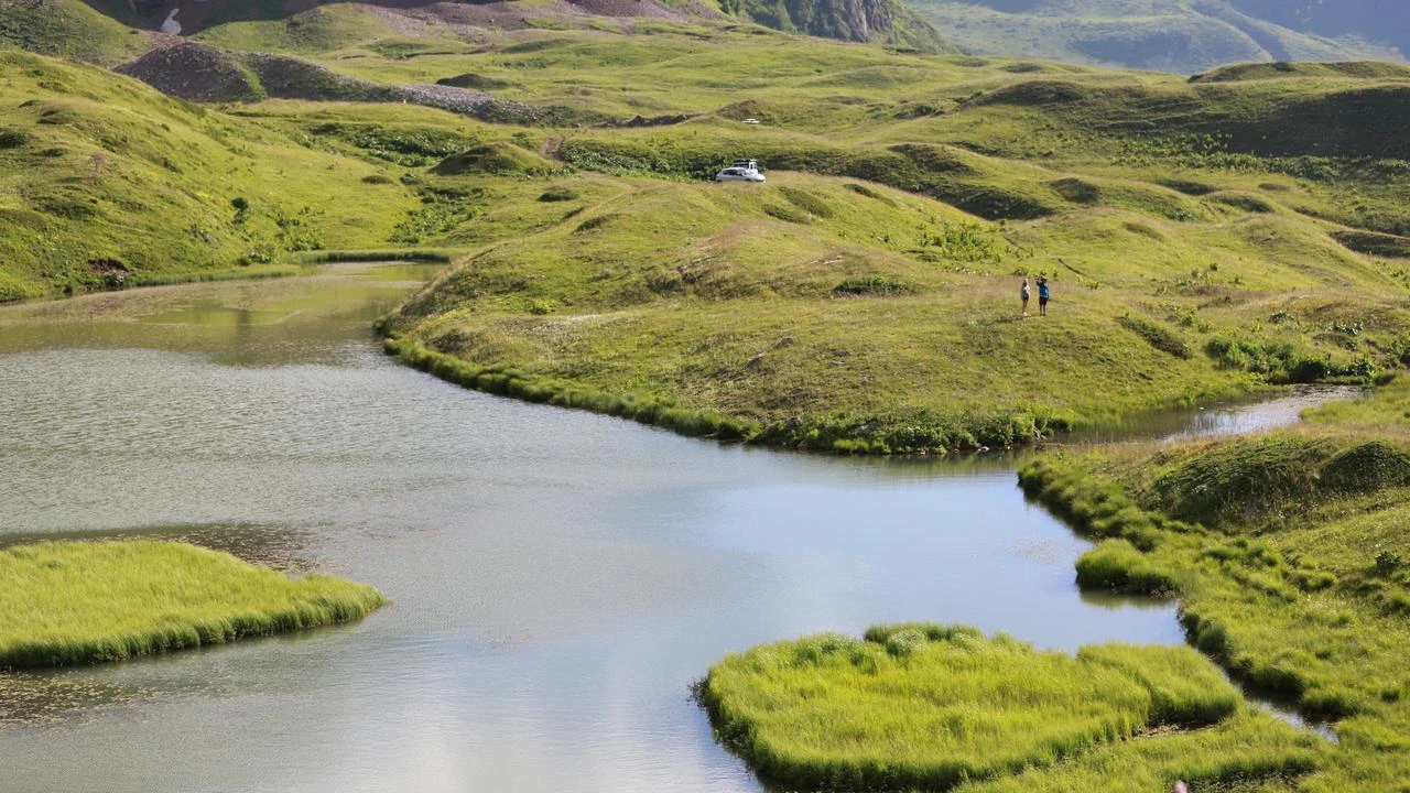 Floating islands enchant visitors at Türkiye's Arsiyan highland