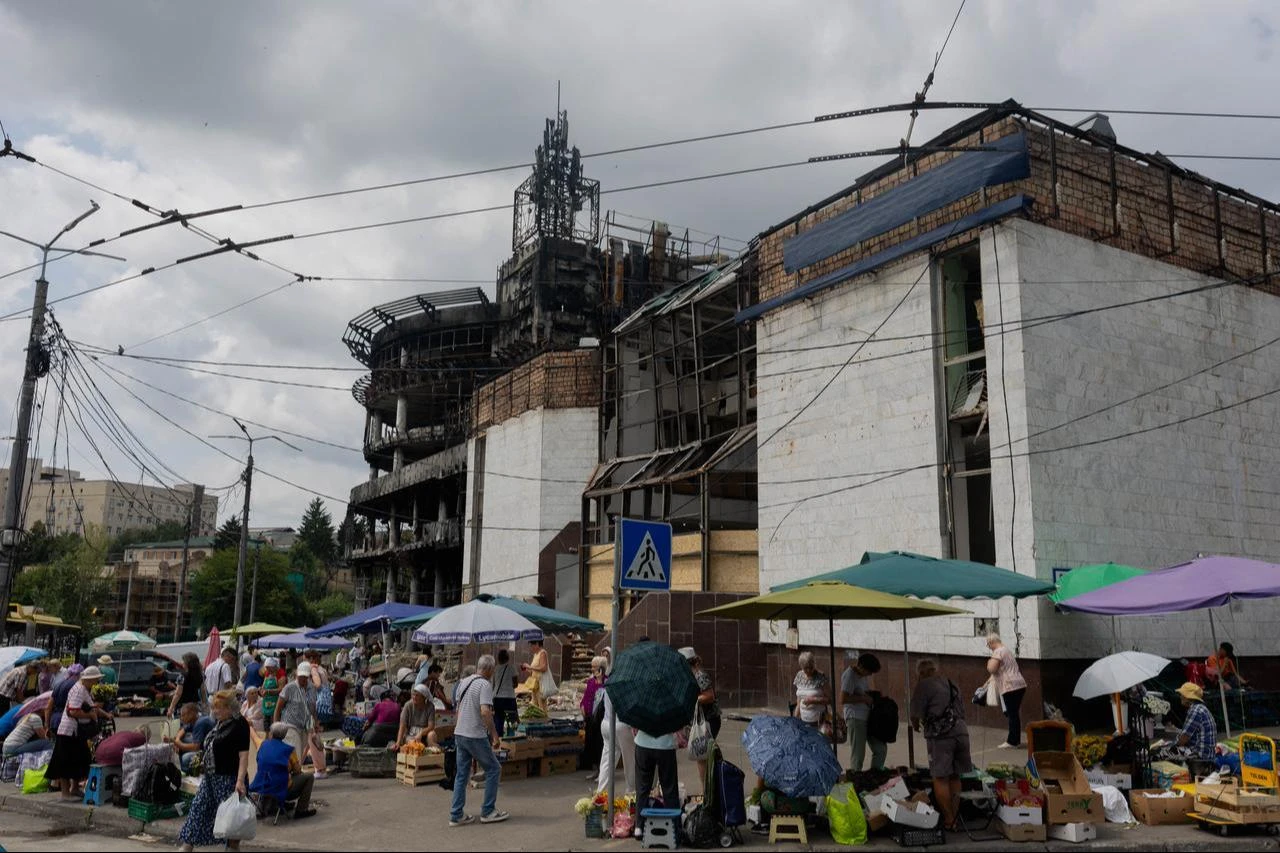 Vendors sell goods at a damaged street market following a Russian missile strikes in Kyiv, July 20, 2026. (AFP Photo)