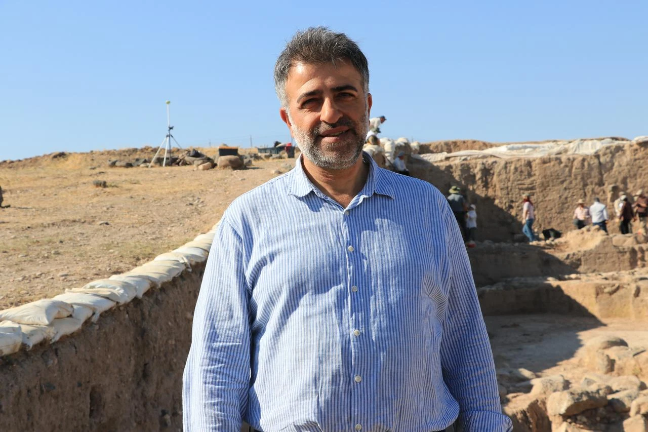 Professor Atilla Engin, head of the excavation team, stands at Oylum Hoyuk as the new archaeological season gets underway in Kilis, Türkiye, July 20, 2026. (AA Photo)