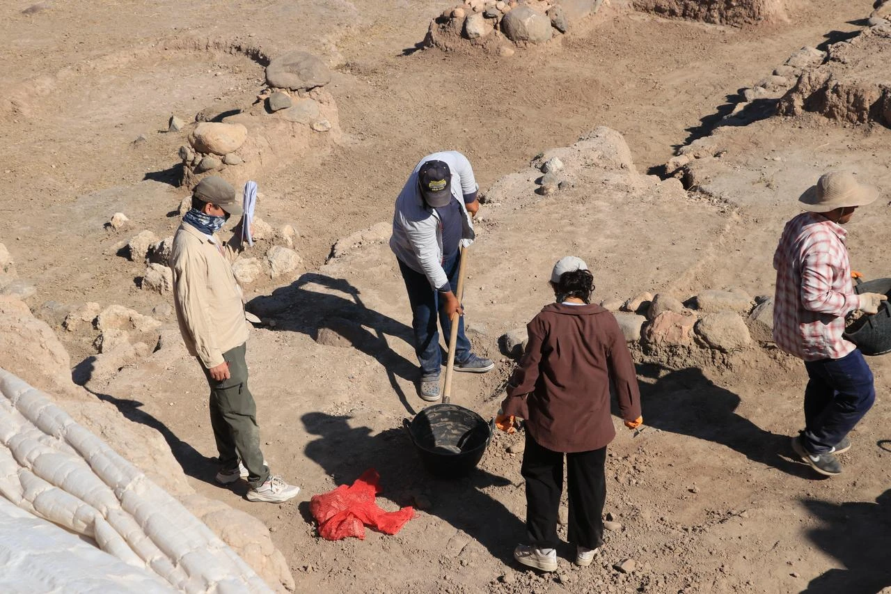 Archaeologists and workers remove soil while uncovering architectural remains at Oylum Hoyuk in Kilis, Türkiye, July 20, 2026. (AA Photo)