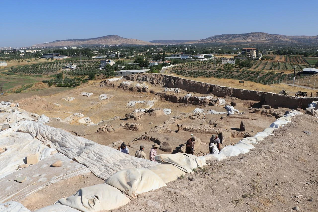 A panoramic view shows the excavation areas and surrounding landscape at Oylum Hoyuk in Kilis, Türkiye, July 20, 2026. (AA Photo)
