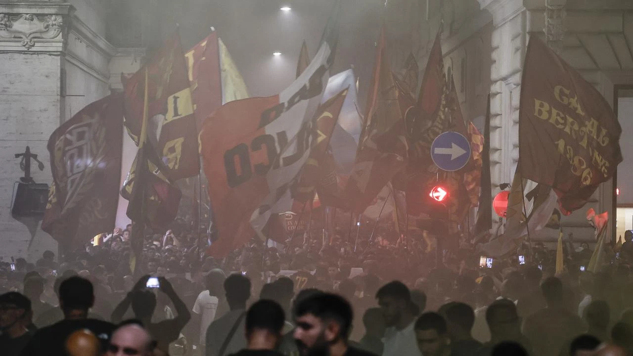 AS Roma marks 99th anniversary as thousands fill Rome with flags and flares