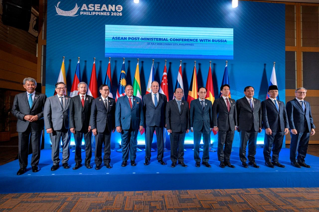 Russia Foreign Minister Sergey Lavrov (6th-L) poses for a group photo with ASEAN foreign ministers during the ASEAN Post-Ministerial Conference with Russia on the sidelines of the Association of Southeast Asian Nations (ASEAN) Foreign Ministers' Meeting in Pasay, Metro Manila, July 22, 2026. (AFP Photo)