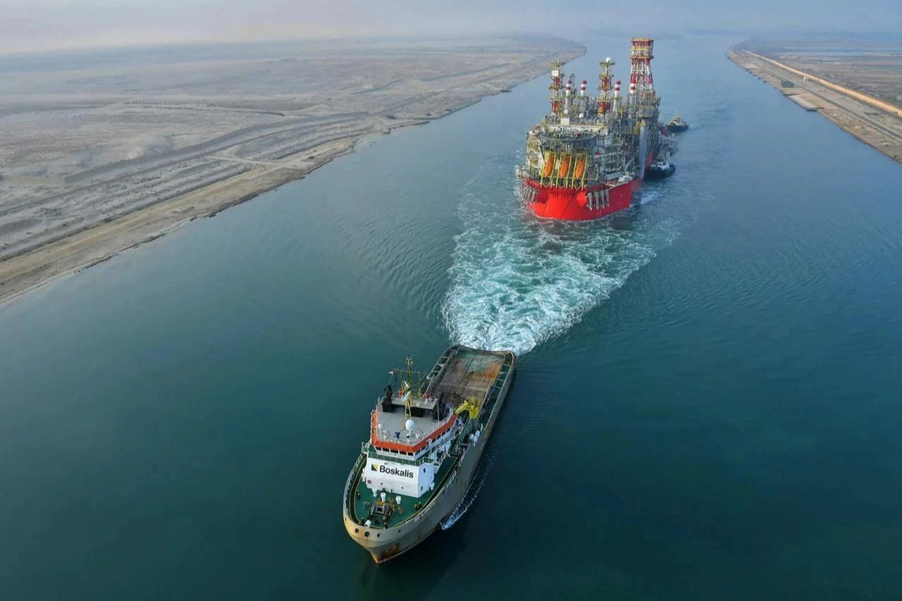 A liquefied natural gas (LNG) platform vessel is escorted by a tugboat through Egypt’s Suez Canal, June 3, 2022. (AFP Photo)