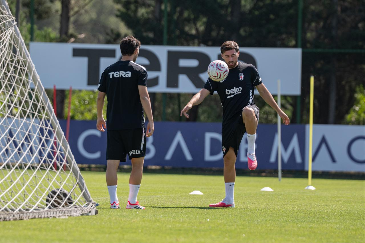 Orkun Kokcu (R) of Besiktas attends a training session under the lead of head coach Vincenzo Italiano ahead of the Midtjylland clash as part of UEFA Europa League second qualifying round, at BJK Nevzat Demir Facilities in Istanbul, Türkiye on July 22, 2026. (AA Photo)