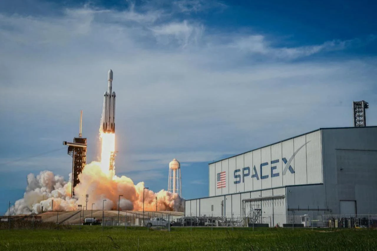 A SpaceX Falcon Heavy rocket carrying the National Oceanic and Atmospheric Administrations weather satellite Geostationary Operational Environmental Satellite U lifts off from Launch Complex 39A at NASAs Kennedy Space Center, Florida, US on June 25, 2024. (AFP Photo)