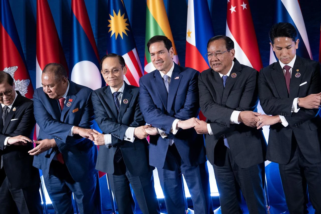 (L-R) Thailand's Deputy Prime Minister and Foreign Minister Sihasak Phuangketkeow, East Timor's Foreign Minister Bendito dos Santos Freitas, Vietnam Foreign Minister Le Hoai Trung, US Secretary of State Marco Rubio, Cambodia's Deputy Prime Minitser and Foreign Minister Prak Sokhonn, Brunei Foreign Minister Abdul Mateen Bolkiah join hands during the Association of Southeast Asian Nations (ASEAN) Foreign Ministers' Meeting in Pasay, Metro Manila on July 22, 2026. (AFP Photo)