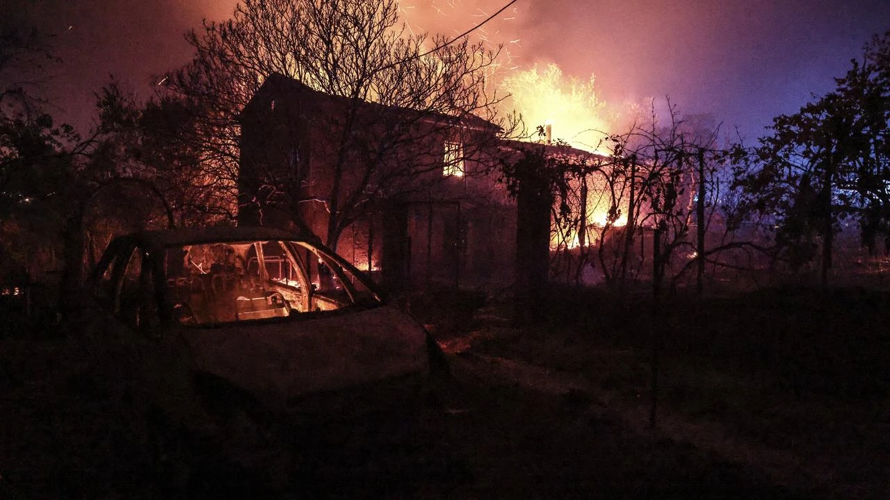 Wildfire forces evacuations, burns 1,700 hectares in France's Var region