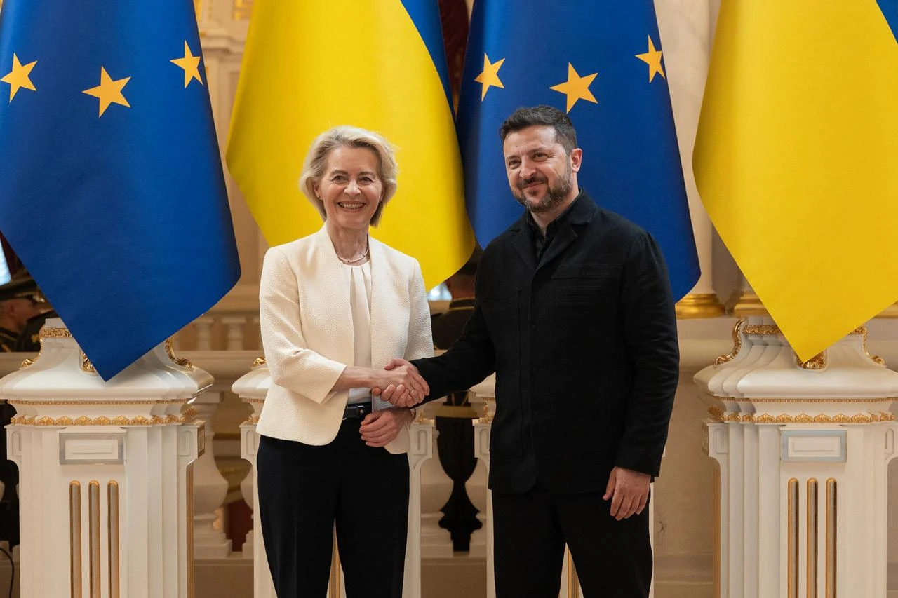 This handout photograph taken and released by the Ukrainian Presidential Press Service on July 15, 2026, shows Ukraine's President Volodymyr Zelensky (R) shaking hands with European Commission President Ursula von der Leyen during their meeting in Kyiv. (Photo by Handout / UKRAINIAN PRESIDENTIAL PRESS SERVICE / AFP)