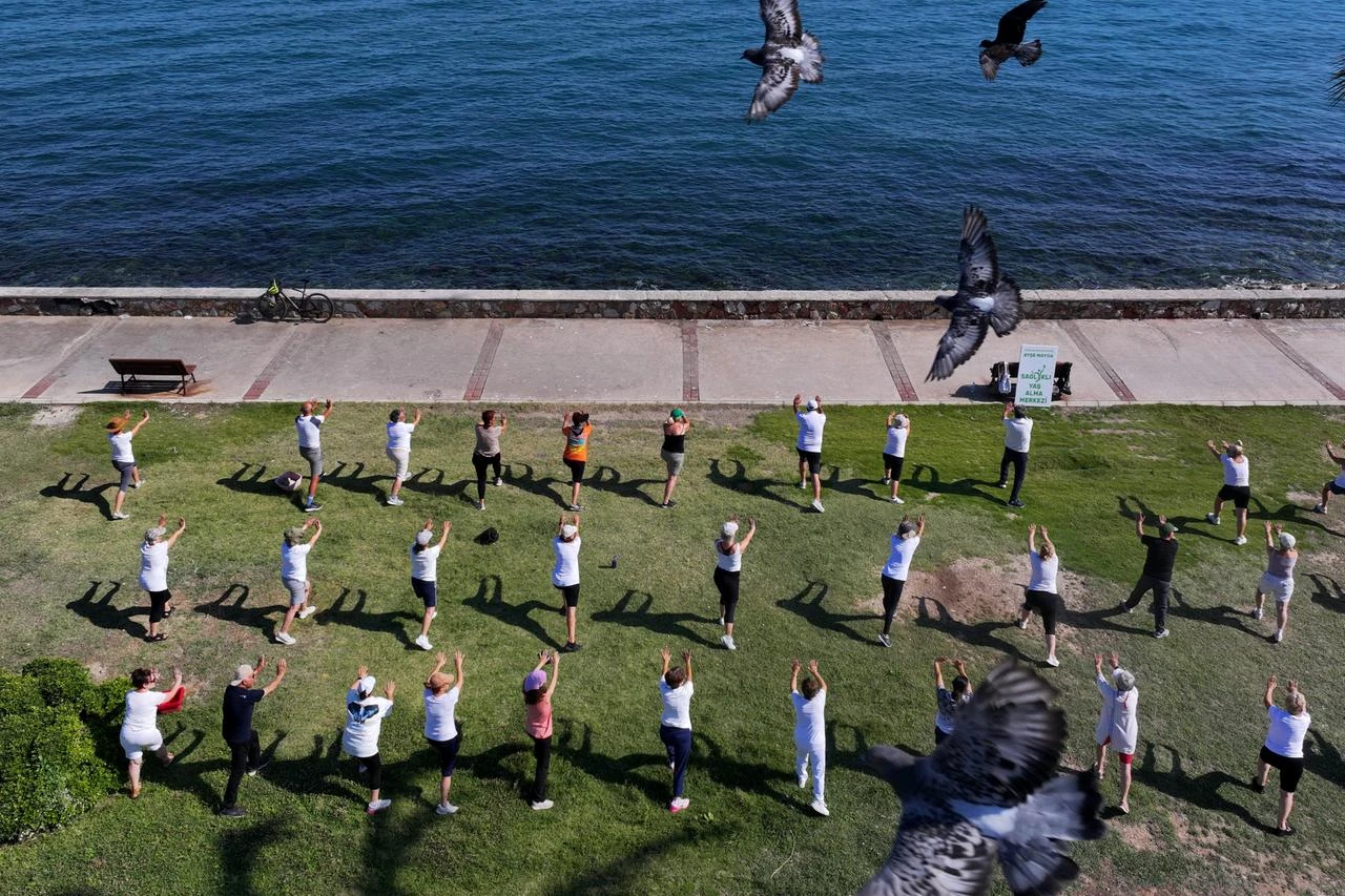 Free seaside Tai Chi classes draw dozens seeking balance and calm in Izmir