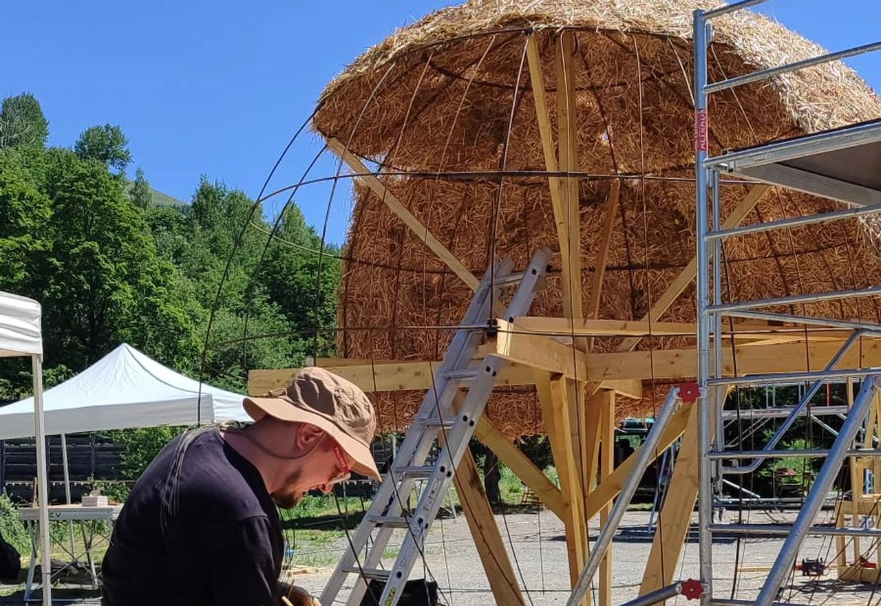 A Turkish academic works with layers of straw while building the award-winning dung beetle sculpture in Valloire, France. (AA Photo)