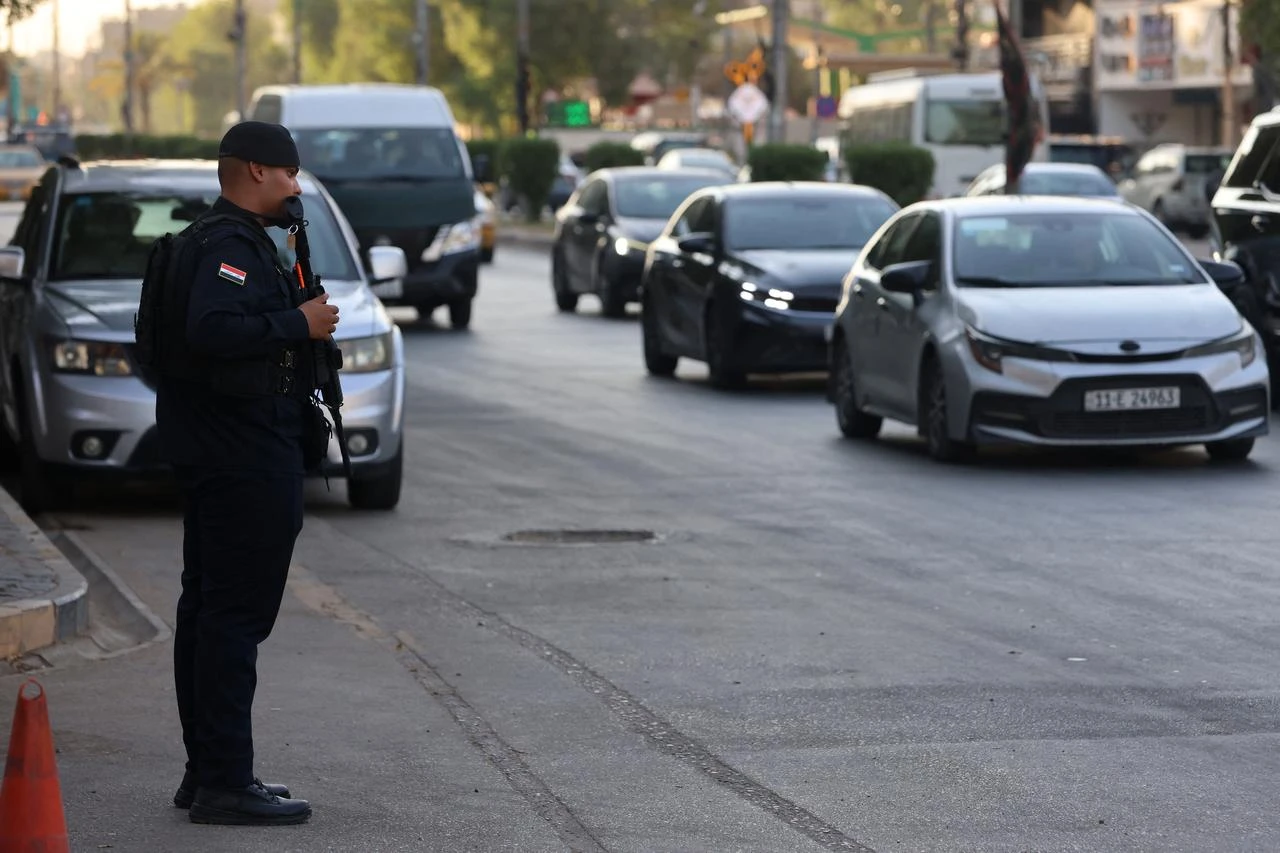An Iraqi security personnel stands guard along a street in Baghdad on June 28, 2026. (AFP Photo)