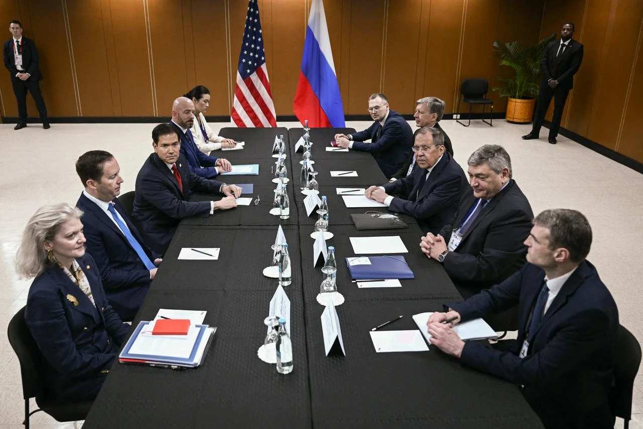 Russia's Foreign Minister Sergey Lavrov (centre R) attends a meeting with US Secretary of State Marco Rubio (centre L) on the sidelines of the Association of Southeast Asian Nations (ASEAN) Foreign Ministers Meeting in Pasay, Metro Manila on July 23, 2026. (AFP Photo)