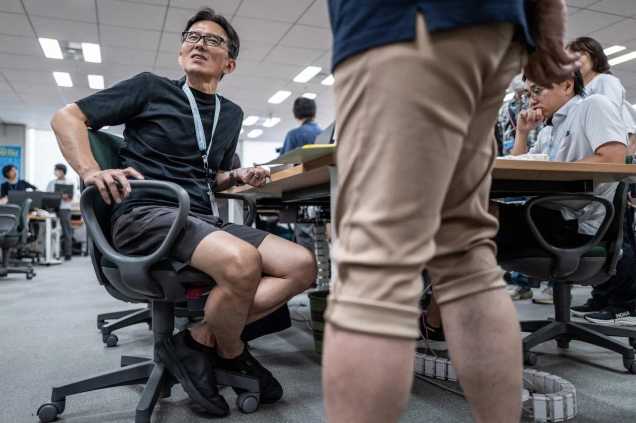 Tokyo office shorts policy sparks 'leg hair harassment' debate Image