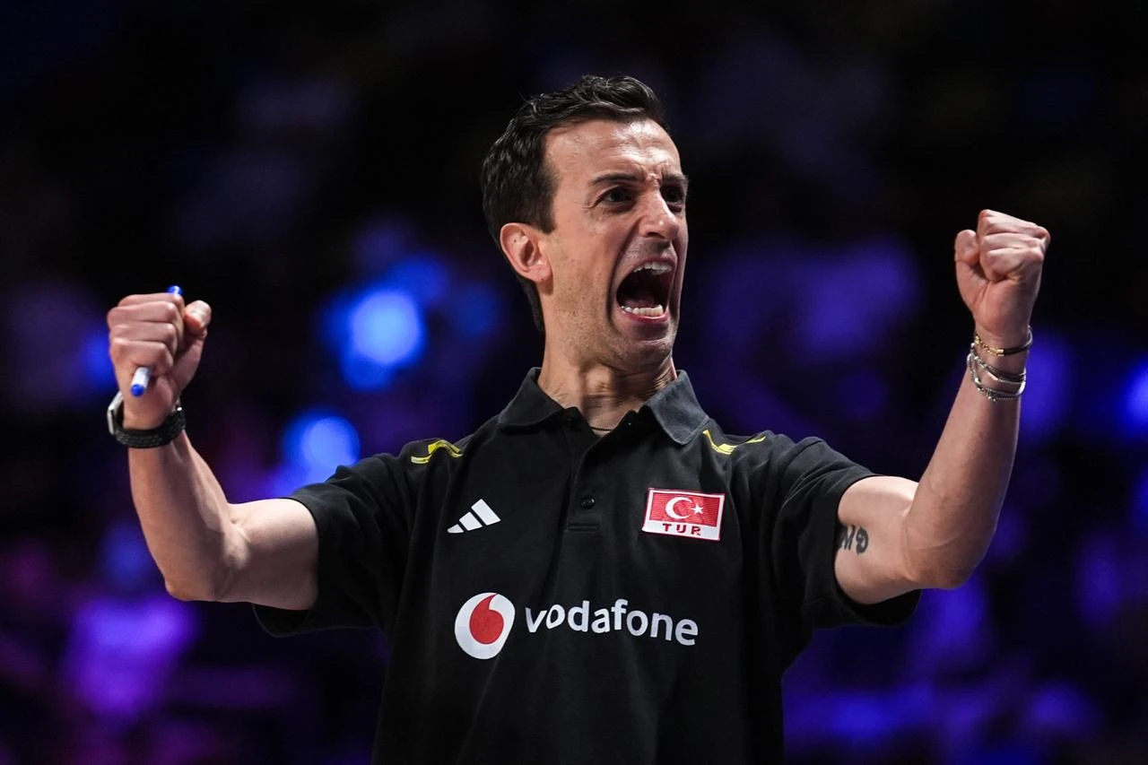Türkiye head coach Daniele Santarelli reacts during the 2026 FIVB Volleyball Nations League (VNL) quarterfinal match between Türkiye and Canada at the East Asian Games Dome in Macau, China on July 23, 2026. (AA Photo)