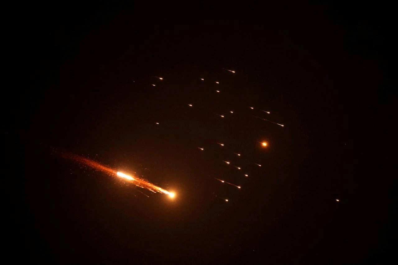 Rocket trails are seen in the sky above the Israeli coastal city of Netanya, amid a fresh barrage of Iranian missile attacks on March 27, 2026. (AFP Photo)