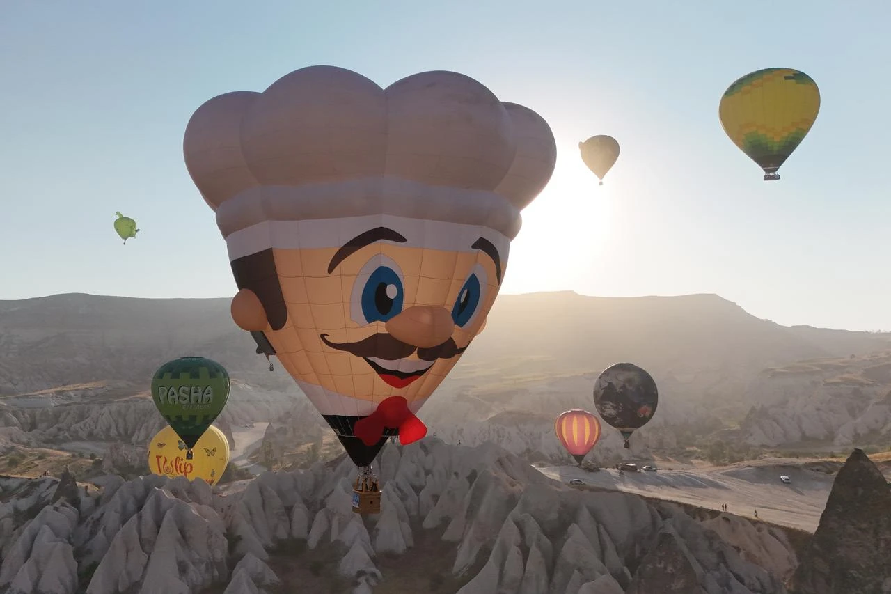 30 special-shaped balloons from 10 countries join Cappadocia Balloon Festival