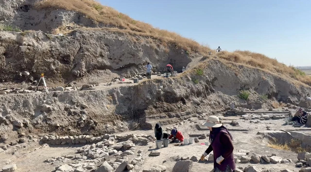 Archaeologists work across settlement layers at Cadir Hoyuk in Yozgat, central Türkiye. (AA Photo)
