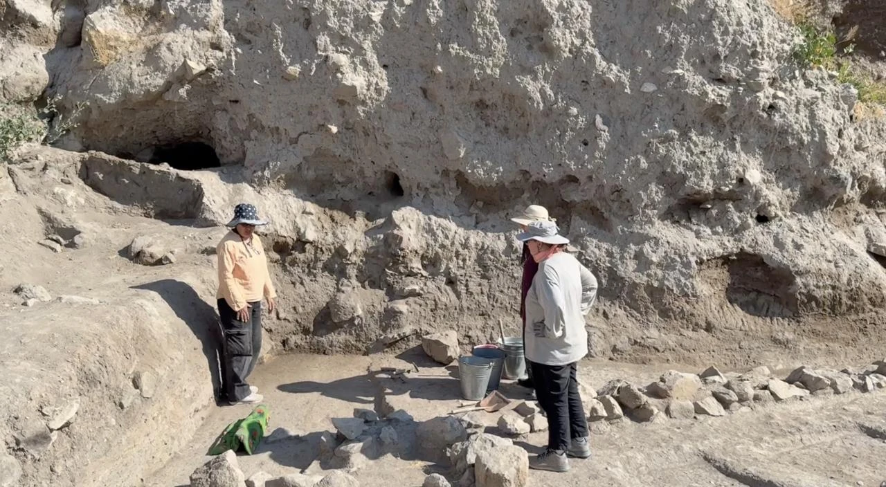 Members of the excavation team examine architectural remains uncovered at Cadir Hoyuk in Yozgat, central Türkiye. (AA Photo)