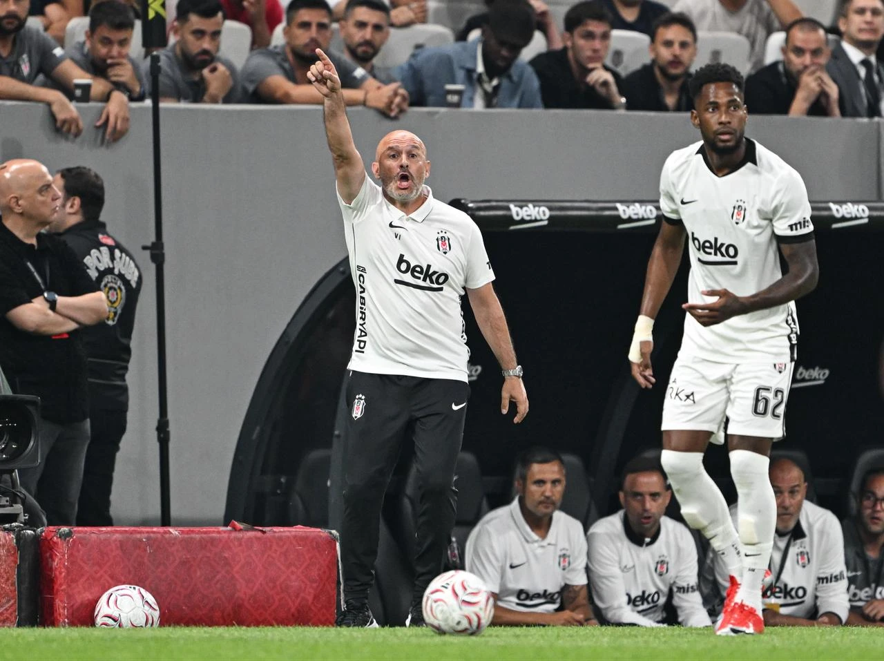 Besiktas head coach Vincenzo Italiano gives instructions to his players during the UEFA Europa League second qualifying round first-leg match between Besiktas and Midtjylland at Tupras Stadium in Istanbul, Türkiye, July 23, 2026. (AA Photo)